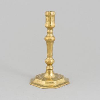 AN 18TH CENTURY CANDLSTICK.