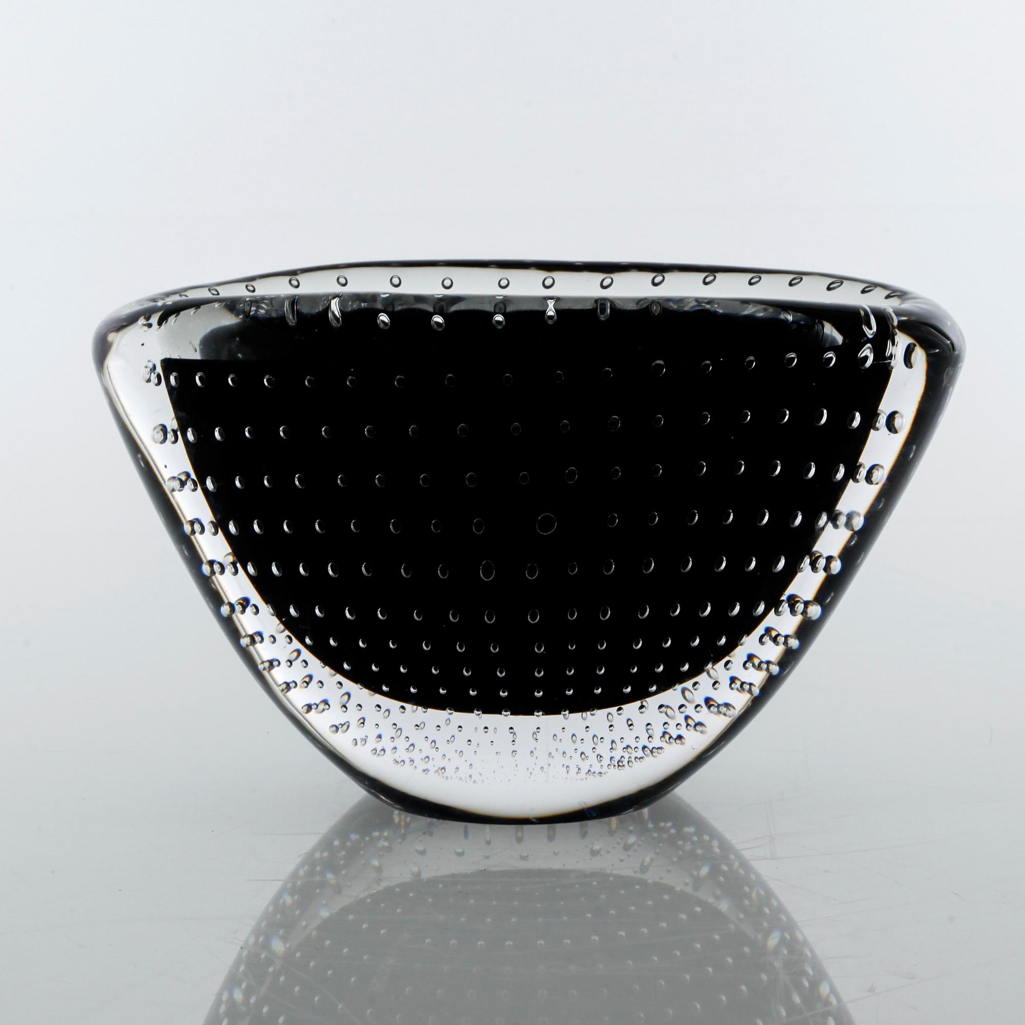 VICKE LINDSTRAND, vas, glas, Kosta, signerad.