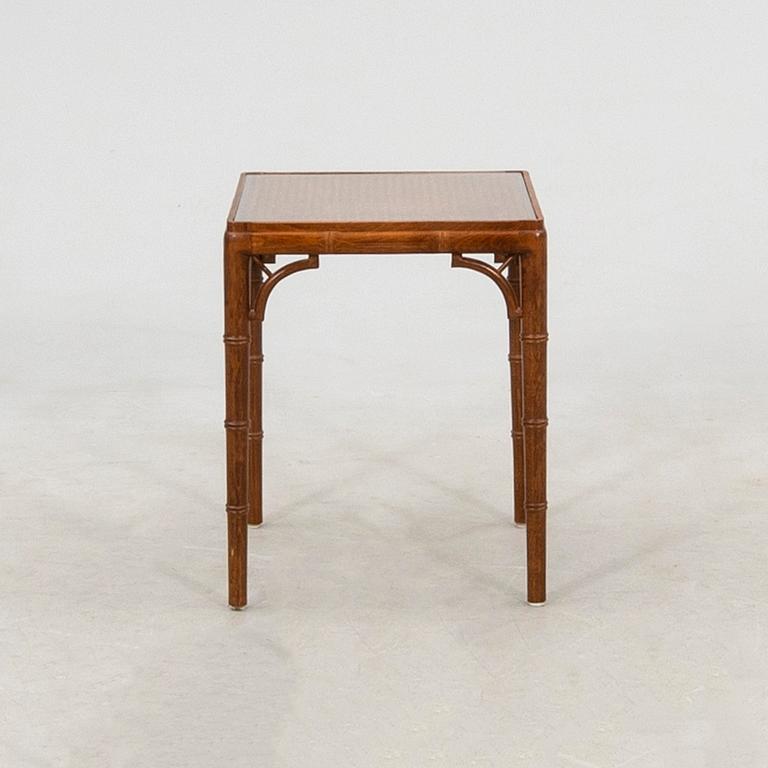 Karmstolar ett par samt bord 1900-talets andra hälft.