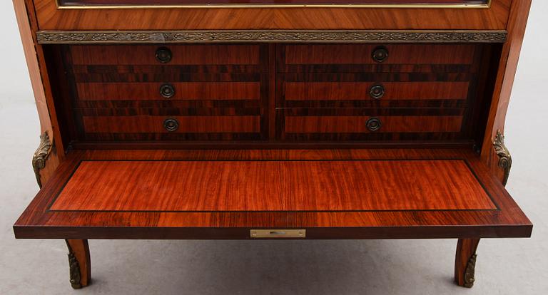 VITRINSKÅP, gustaviansk stil, 1900-talets mitt.