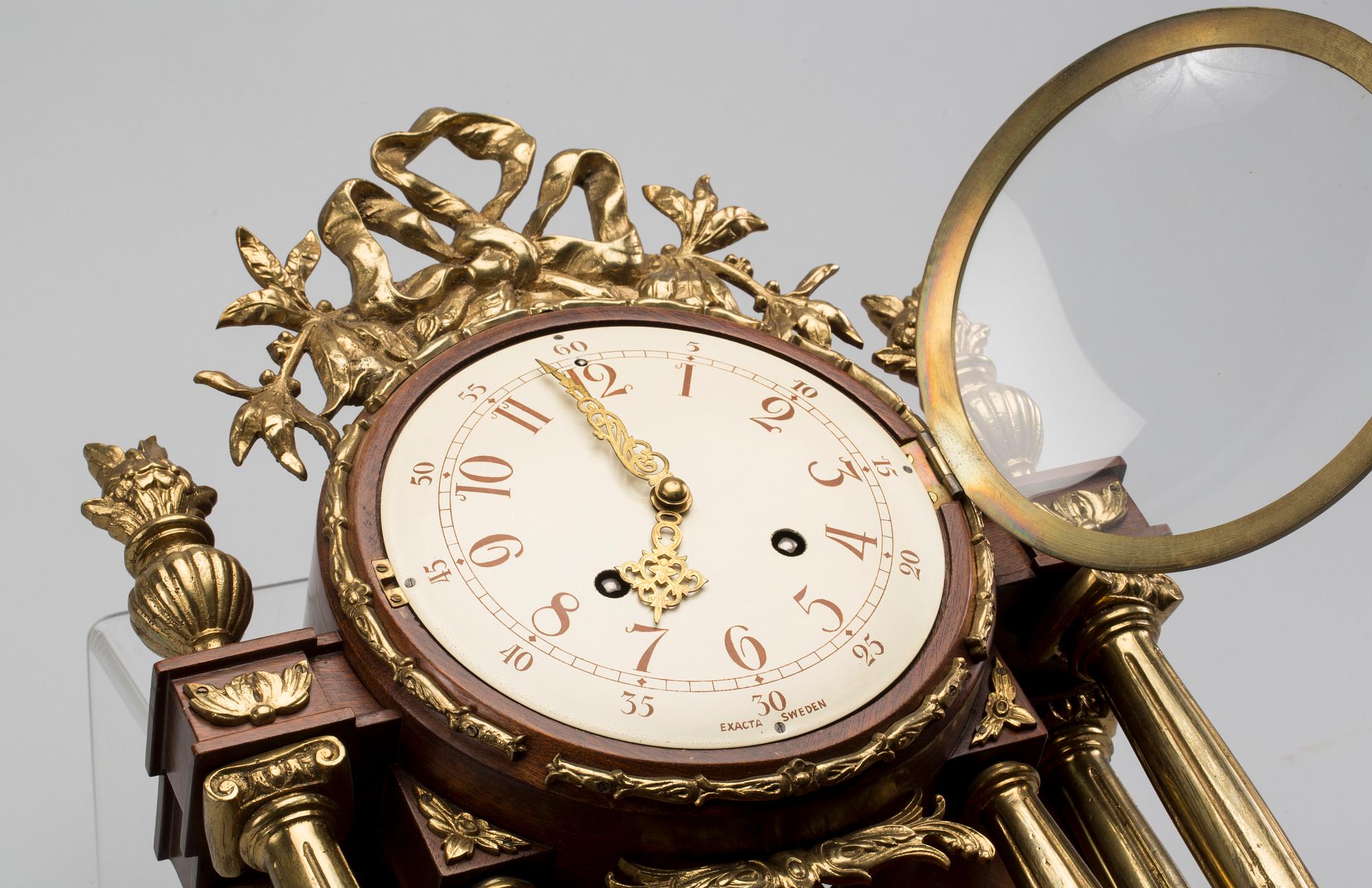 VÄGGPENDYL. gustaviansk stil, 1900-talets andra hälft.