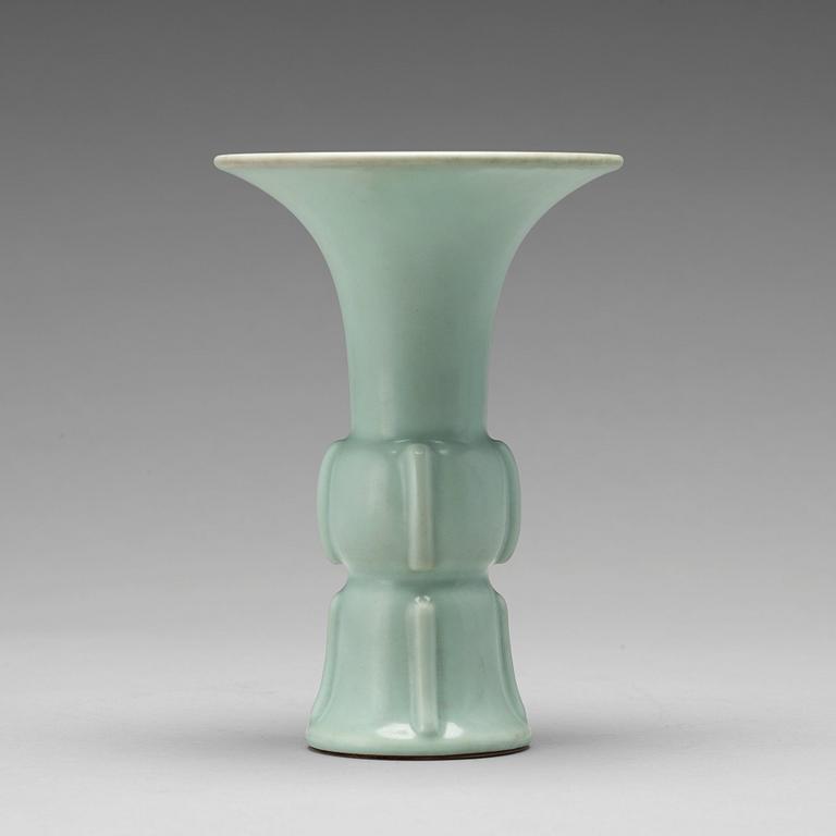 VAS, porslin. Kina, 1900-tal, troligen Republik med Qianlongsmärke.