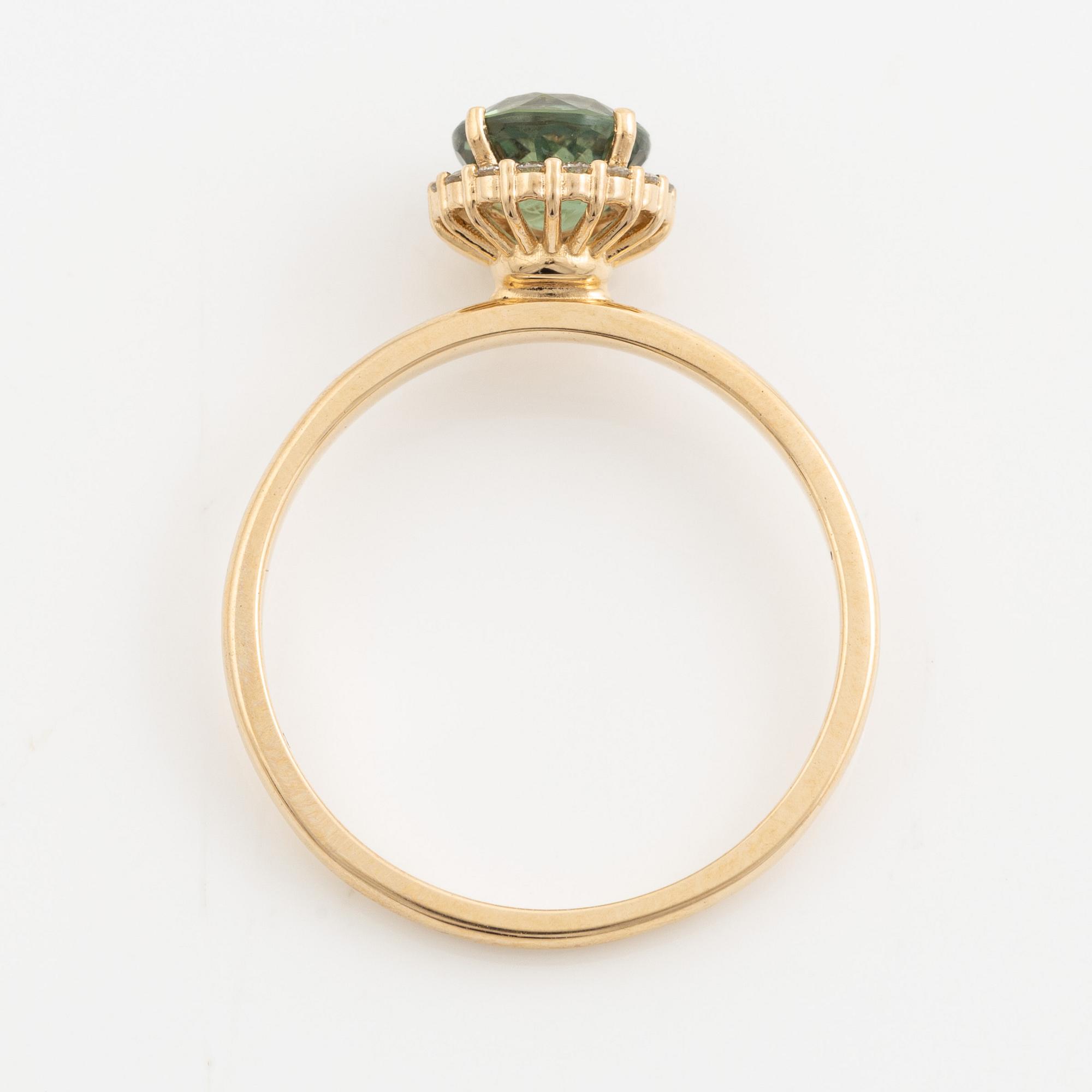 Ring in 14K gold with a green sapphire and brilliant-cut diamonds.