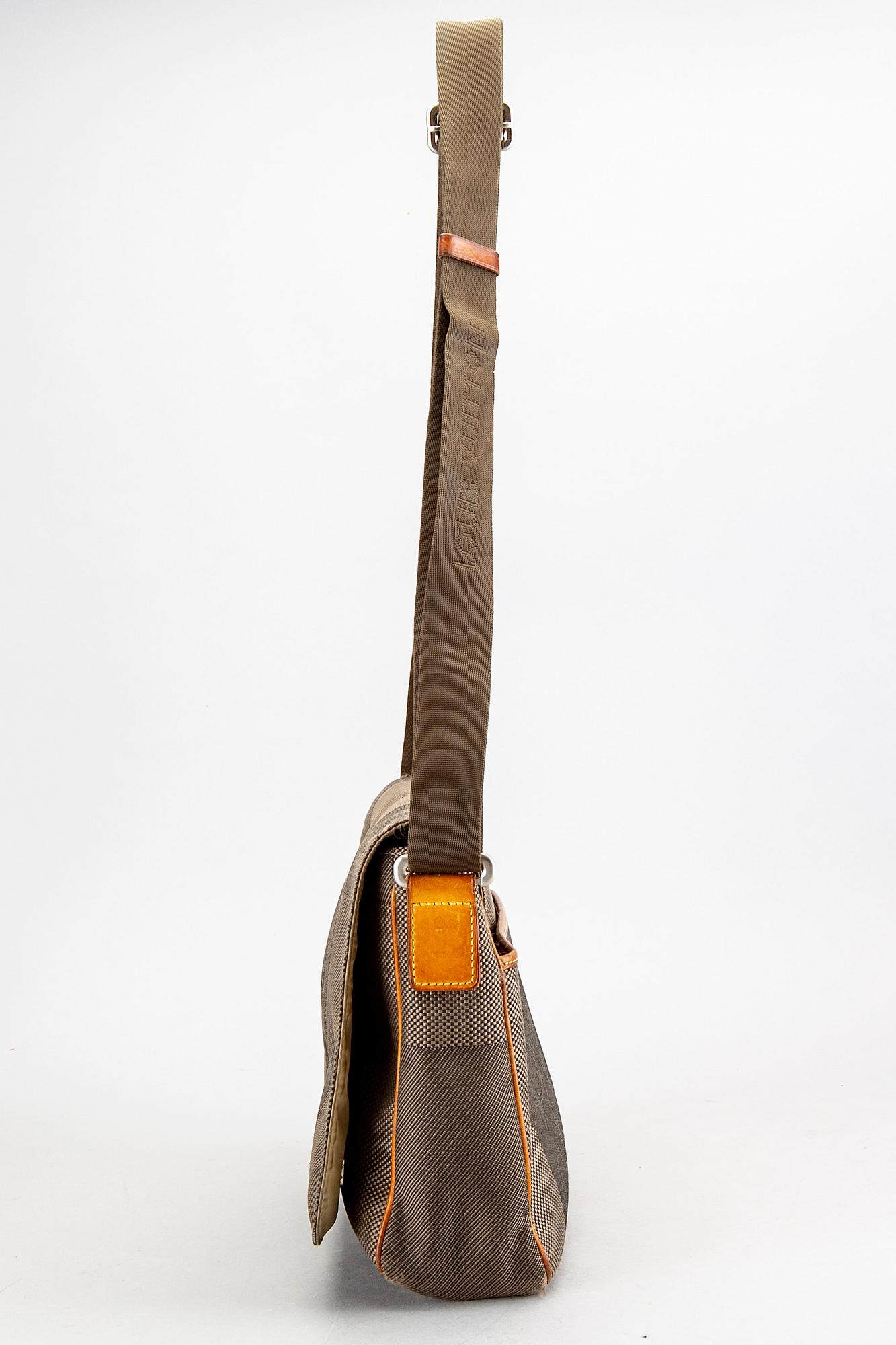 Louis Vuitton "Mesaju", axelväska.