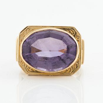 Ring 18K gold with faceted amethyst.