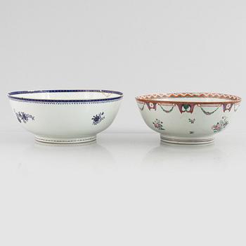 Två bålskålar, porslin, Kina, Qingdynastin, 1700-tal.
