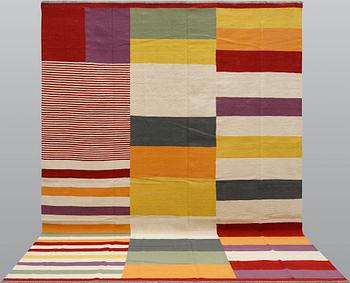 A Kelim carpet, c. 346 x 253 cm.