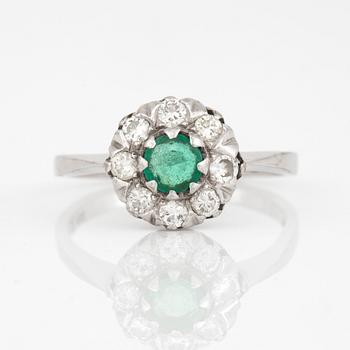 RING, 18K vitguld med smaragd ca 0.21 ct och briljantslipade diamanter totalt ca 0.28 ct. Uppsala 1969. Totalvikt 3,34 g.