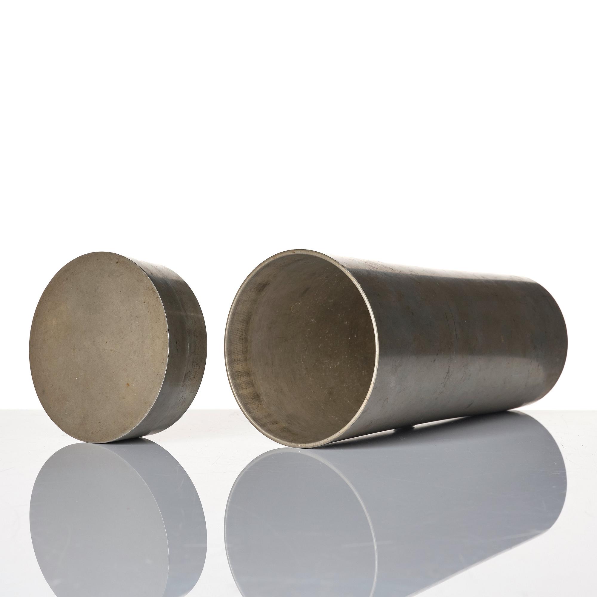 Björn Trägårdh, a pewter cocktail shaker model "A 2090", Firma Svenskt Tenn, Stockholm 1934.