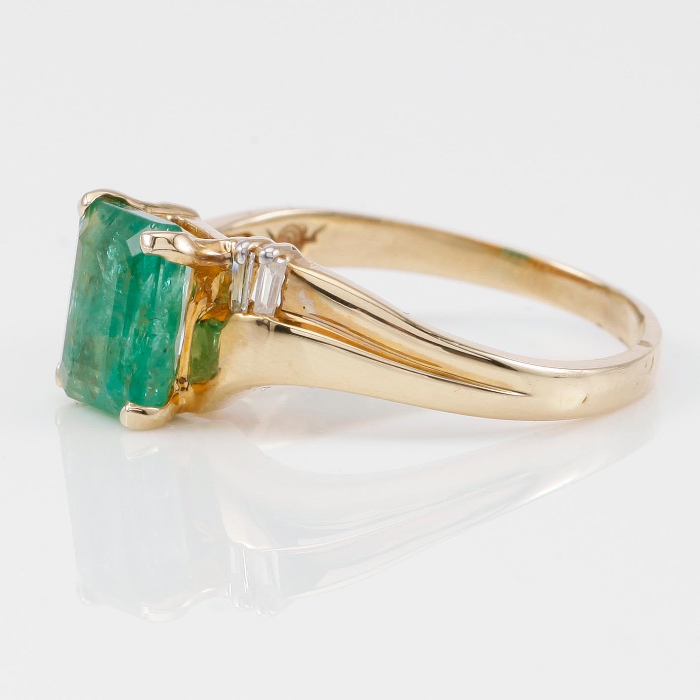 RING, 14K guld, diamanter tot ca 0.10 ct. och smaragd 1.00 ct.