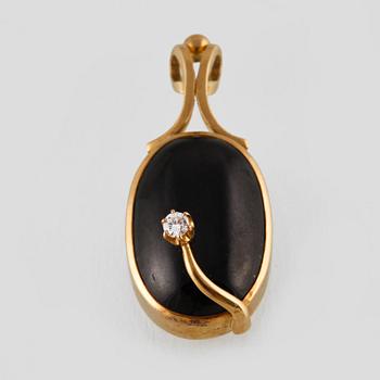 HÄNGE, 18K guld med stjärnsafir och briljantslipad diamant ca 0.07 ct, Gullfaxe, Stockholm 1986. Vikt 11,4 gram.