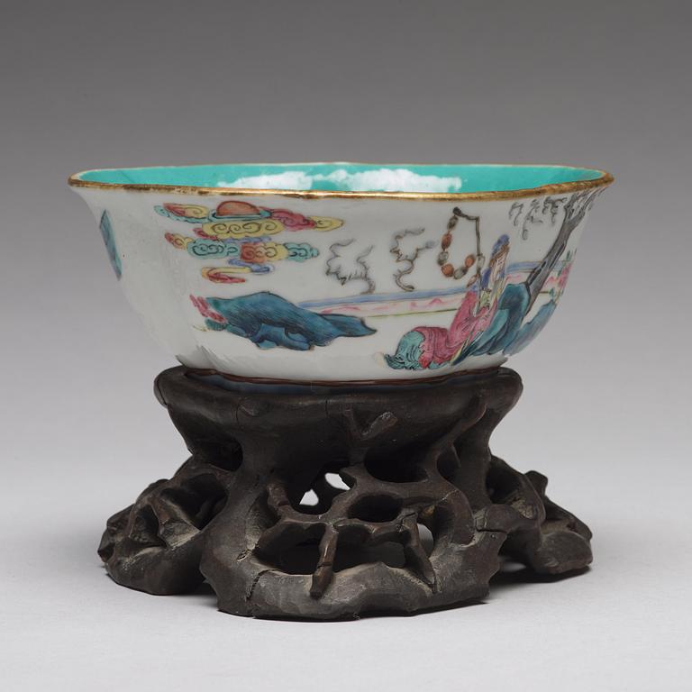 A famille rose bowl, Qing dynasty, circa 1900.