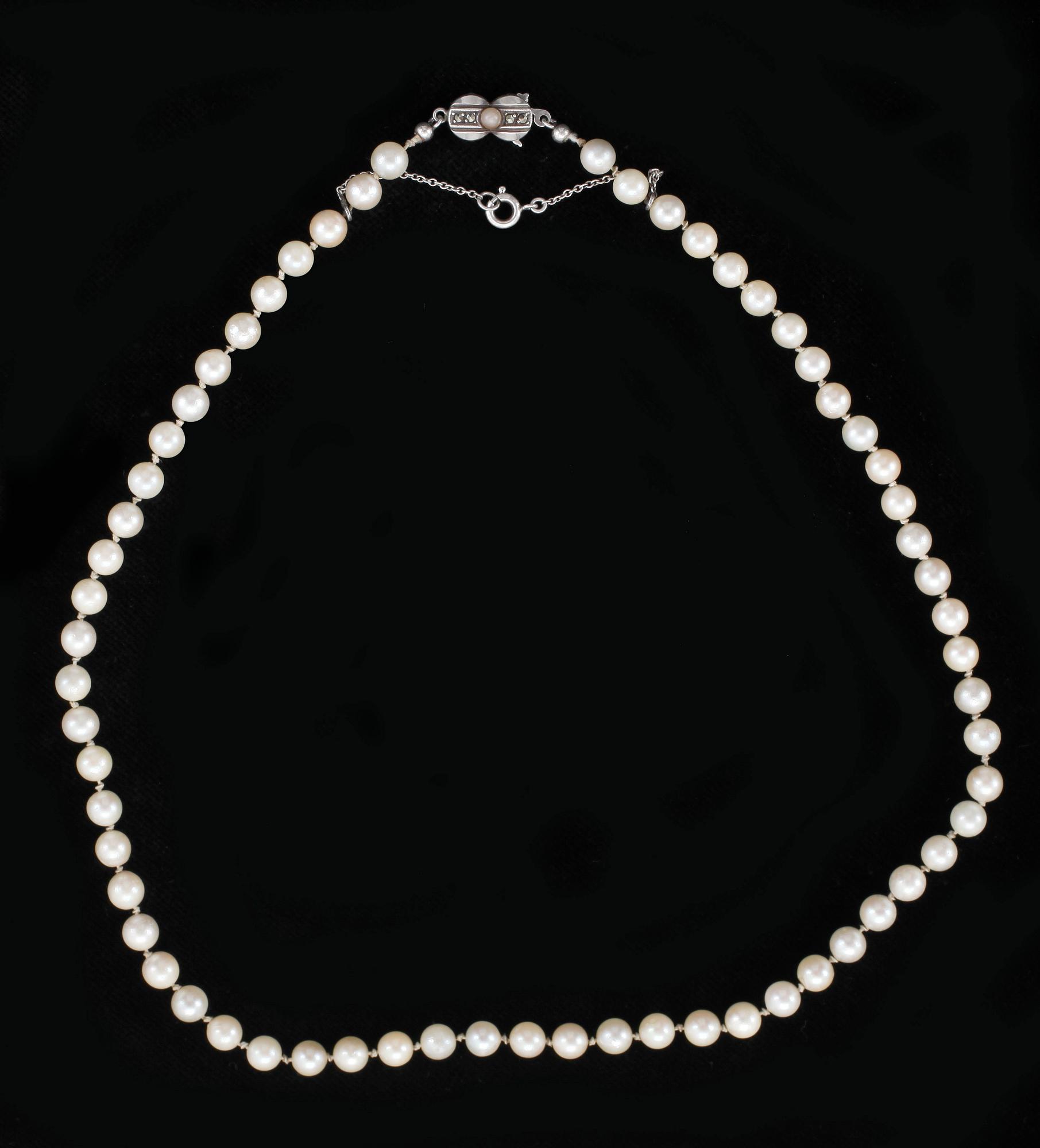 COLLIER OCH ARMBAND, 2+1 delar, odlade saltvattenspärlor med lås i silver.