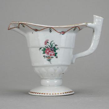KANNA,  Hjälmkanna, porslin. Kina, 1700-tal.