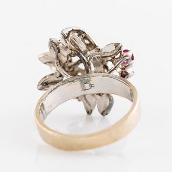 Ring vitguld med rubiner och små briljantslipade diamanter.
