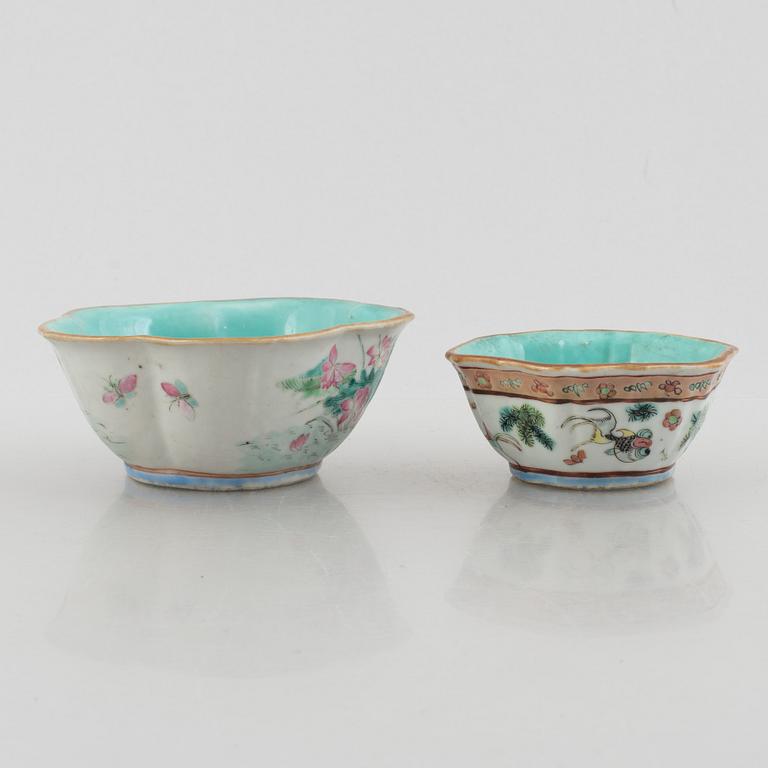 Five Chinese porcelain pieces, late Qing dynasty and 20th century.