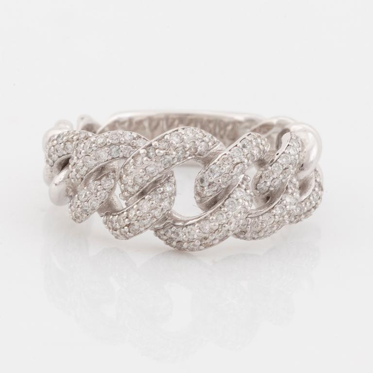 Ring med briljantslipade diamanter.