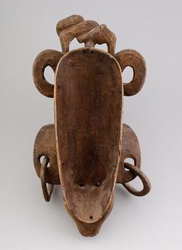 MASK, snidat trä, Afrika.
