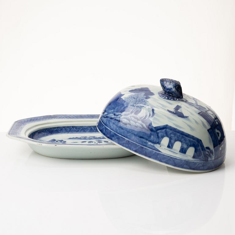 Karott med huv, porslin. Kina, Qianlong (1736-95)/Jiaqing (1796-1820).