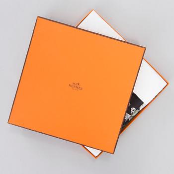 SCARF, siden, "A Propos de Bottes", design Xavier De Poret, Hermès, Paris.