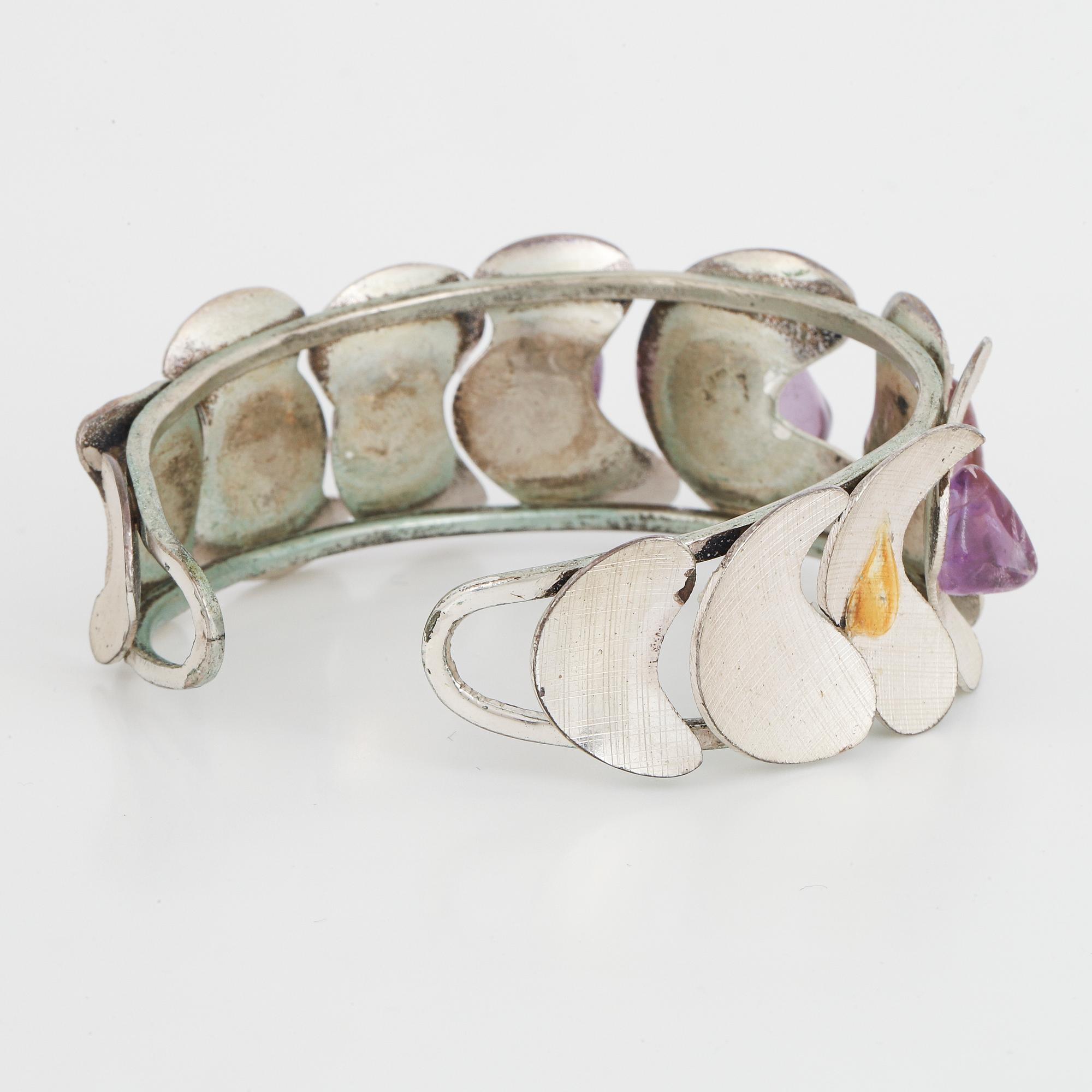 ARMRING, silver med trumlade ametister.