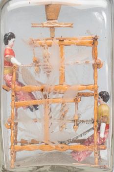 FLASKA MED SJÖMANSARBETE, med vävstol.