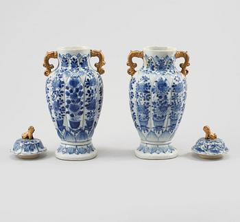 LOCKURNOR, ett par, porslin, Kina, 1800-tal.