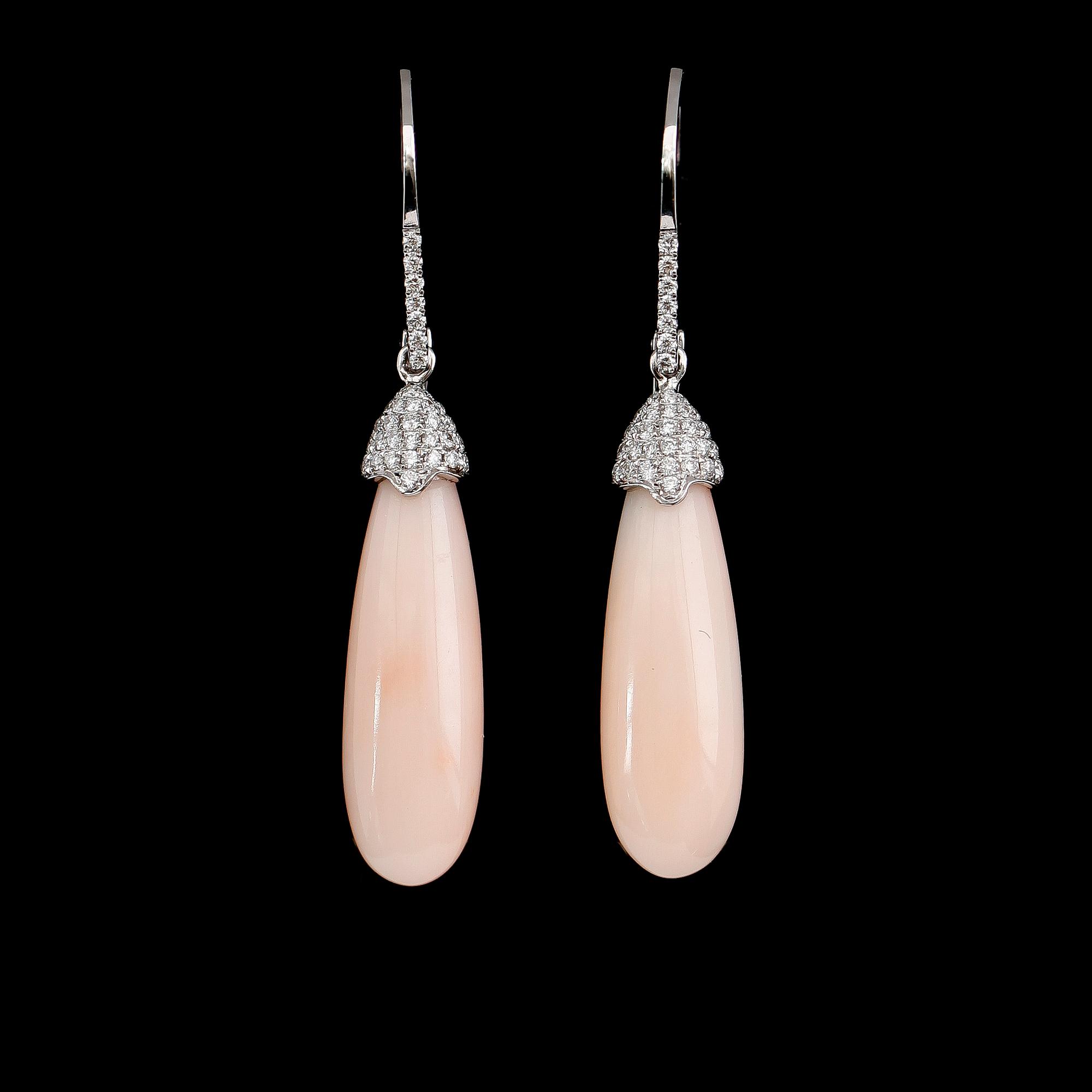 ÖRHÄNGEN, 1 par, 18 k vitguld, koraller, briljantslipade diamanter tot ca 0.26 ct.