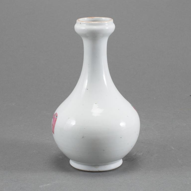 VAS, porslin, Kina, möjligen Tung-chih (1862-1875).