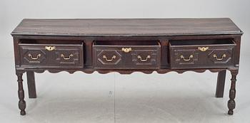 SIDEBOARD. Senbarock, England, omkring 1700.