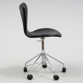 ARNE JACOBSEN, "Sjuan". Modell 3117.  Fritz Hansen, Danmark. 1900-talets andra hälft.