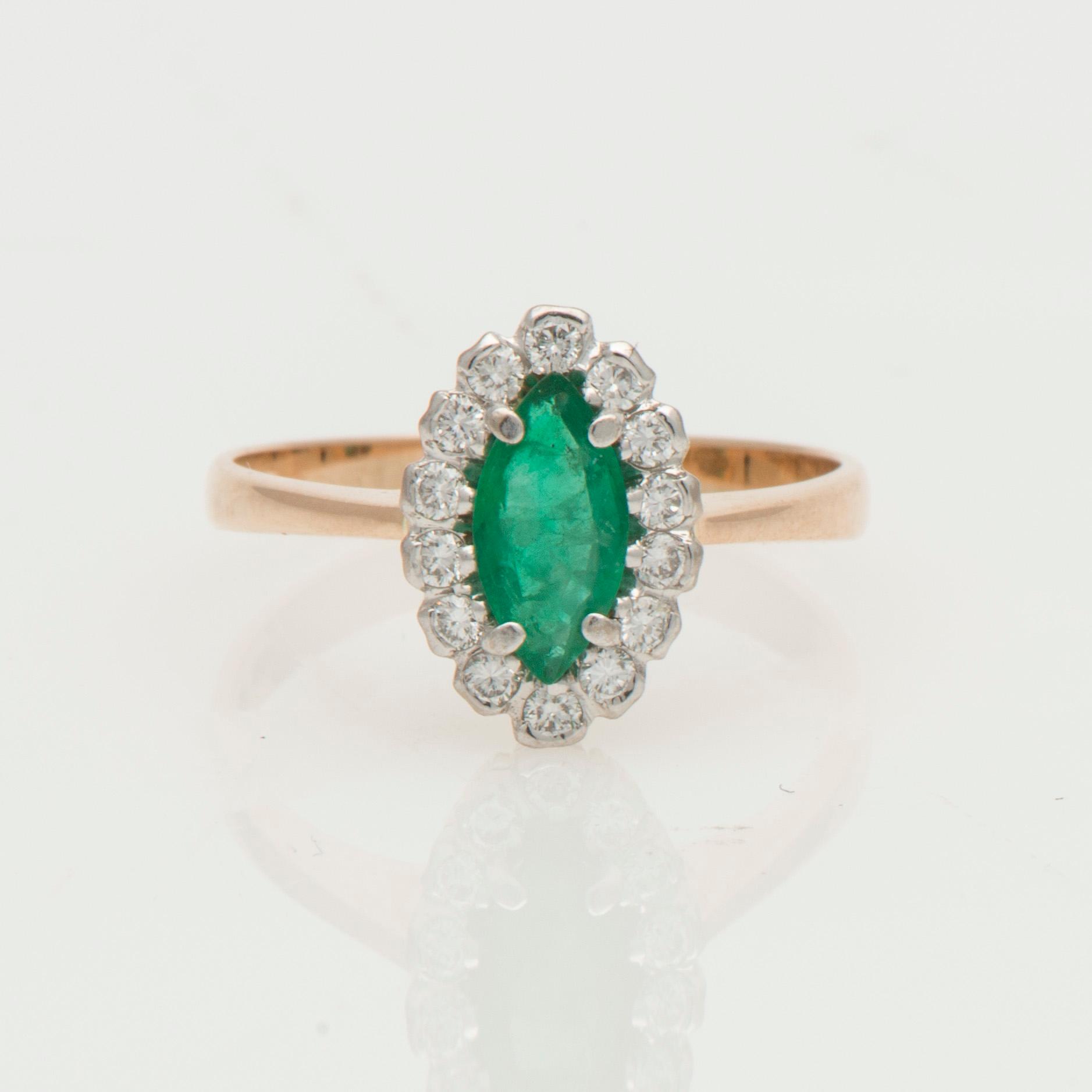 RING, markisslipad smaragd, briljantslipade diamanter, 14K guld. Matti Valkila, Helsinki 1995.