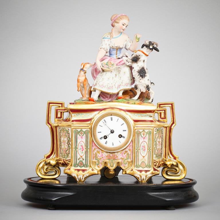 BORDSPENYDL, porslin, med glaskupa. 1800-talets slut.