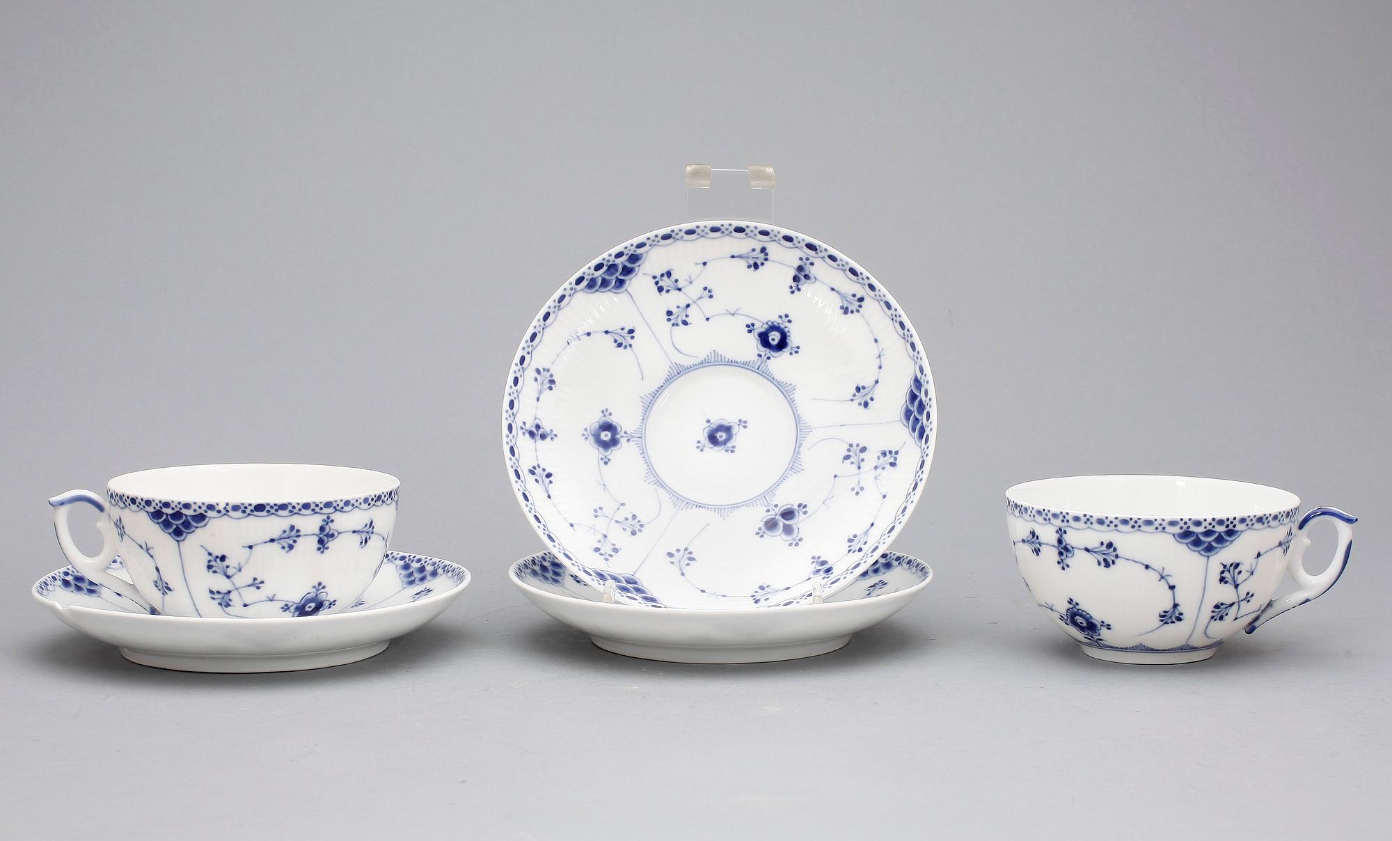 TEKOPPAR MED FAT, 23+1 delar, porslin, "Musselmalet", Royal Copenhagen,