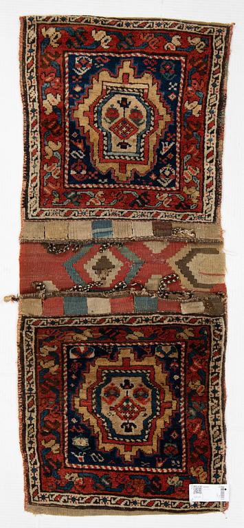 Sadeltäcke, antikt orientaliskt, 135 x 55 cm.