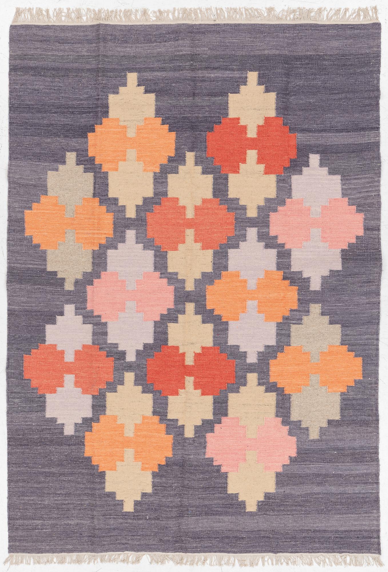 A flat weave carpet, ca 244 x 172 cm.
