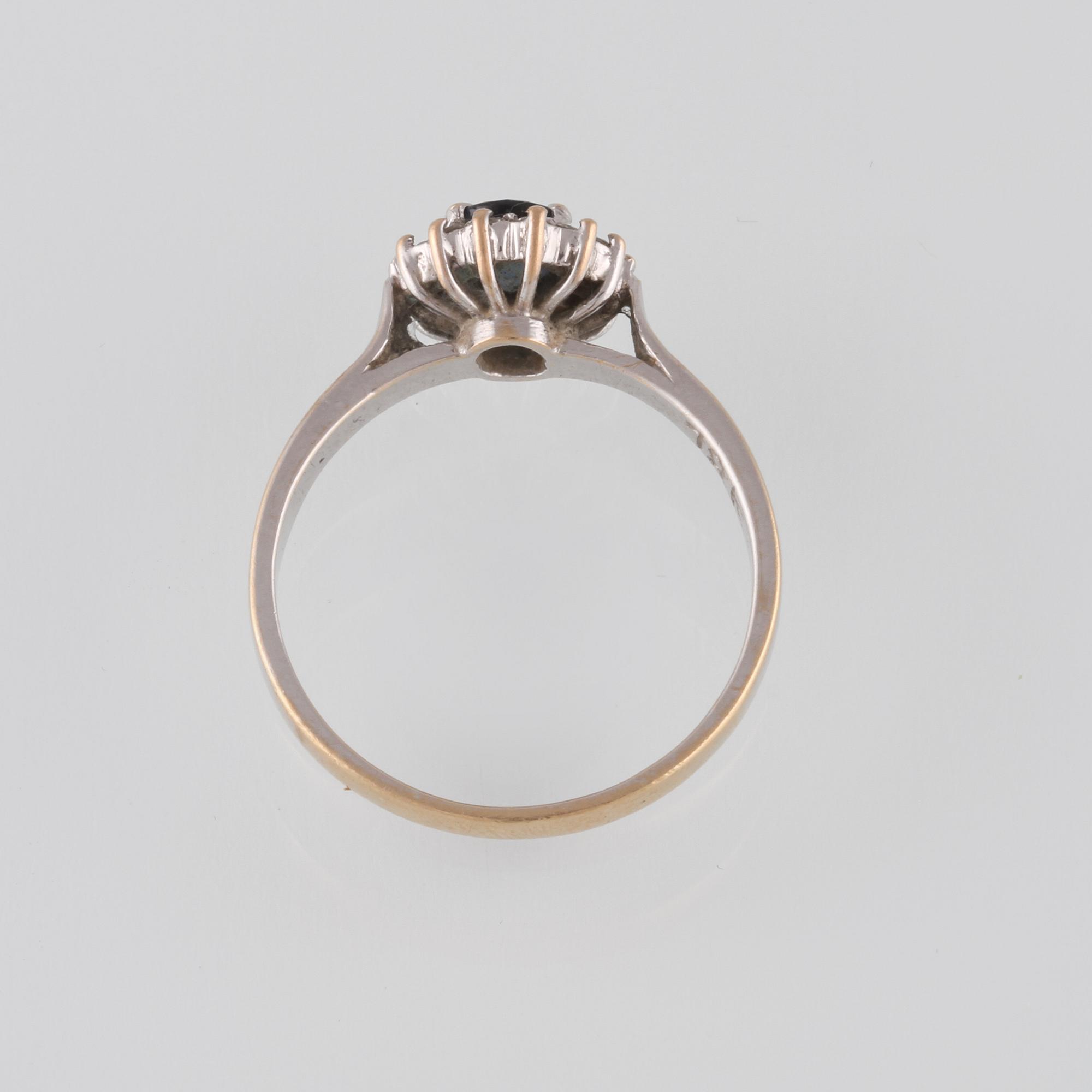 RING, 18K vitguld med blå safir samt briljantslipade diamanter.Vikt 3,5 gram.