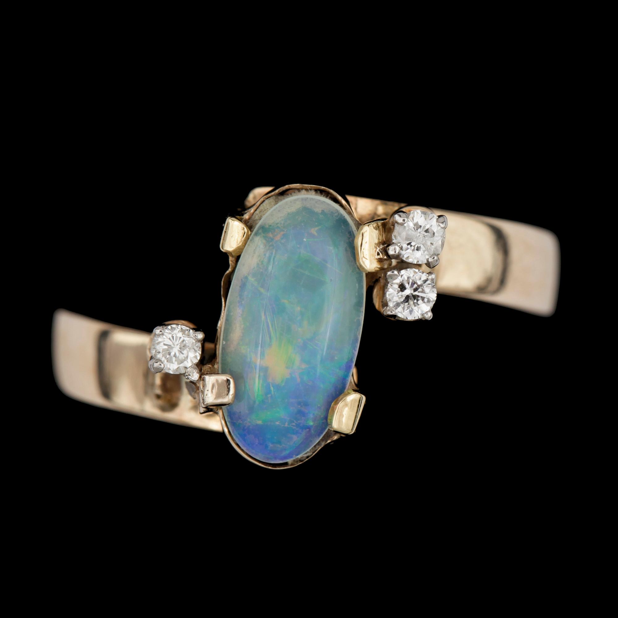 RING, 14k guld cabochonslipad opal ca1,00ct o briljantslipade diamanter tot ca0,10ct. Vikt 4g.