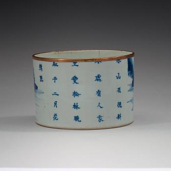 A blue and white brush pot, Qing dynasty, 18th century.