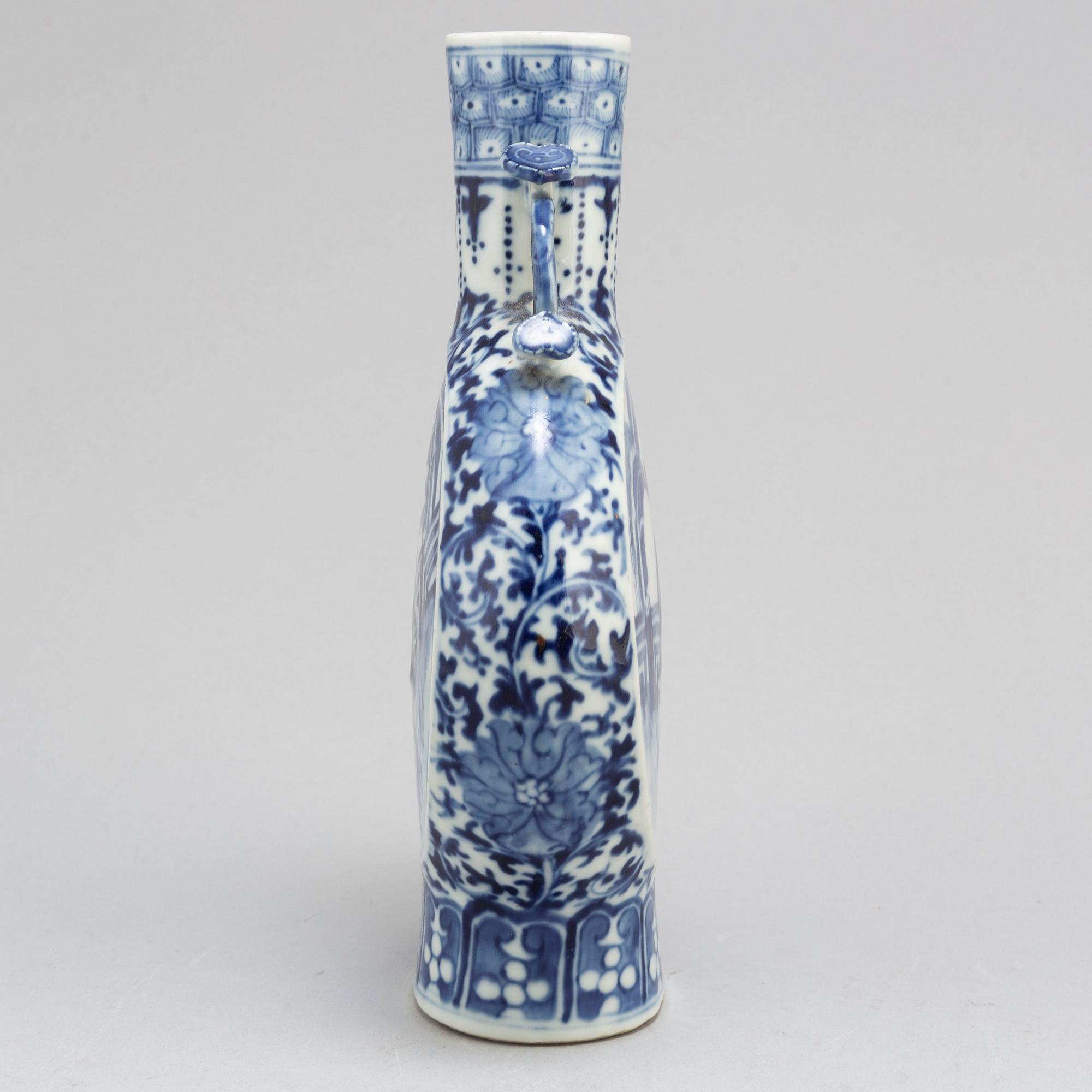PILGRIMSVAS, porslin. Sen Qingdynasti, 1800-tal.