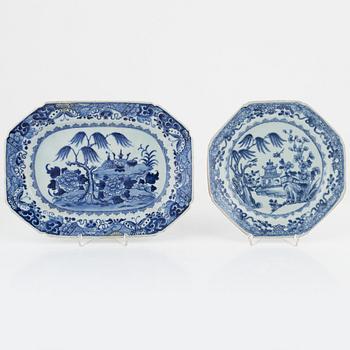 A blue and hwite serving dish and four plates, China, Qingdynasty (1736-95).