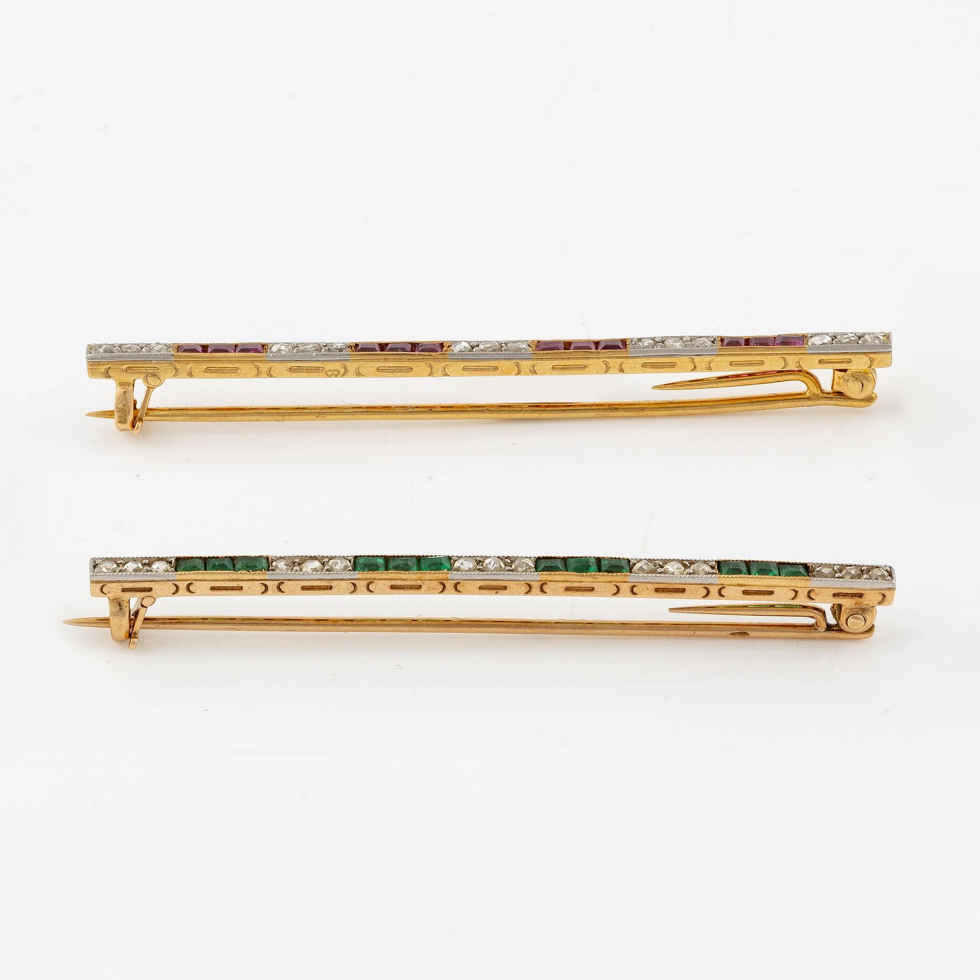 Two brooches in 18K gold and platinum set with step-cut emeralds and rubies and rose-cut diamonds.