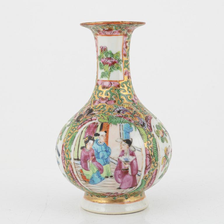 Tallrikar, 5 st, samt en vas, porslin, Kanton, Kina, 1800-talets andra hälft.