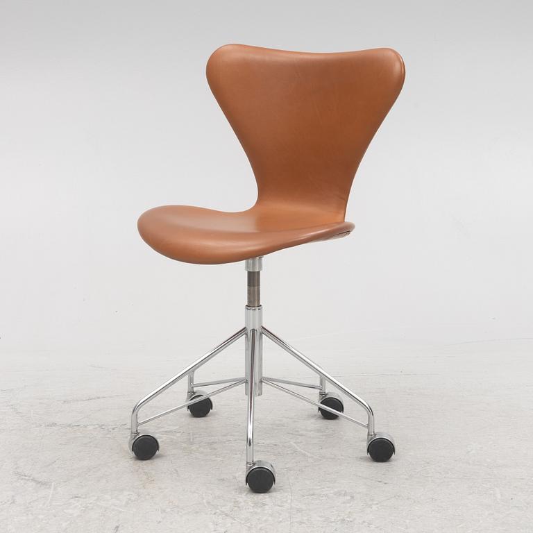Arne Jacobsen, a model 'Seven' desk chair, Fritz Hansen, Denmark 2004.