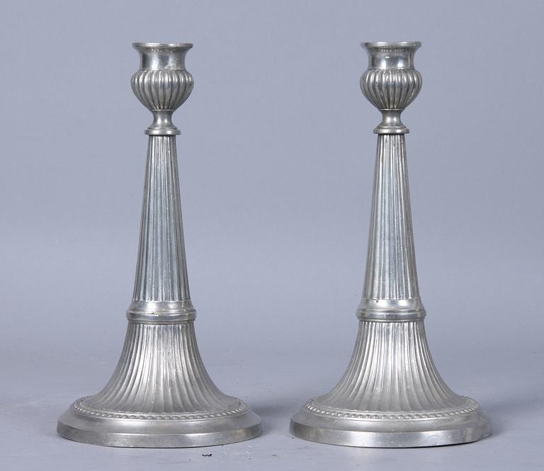 LJUSSTAKAR, ett par, tenn, märkta "Martin Artedius 1800".