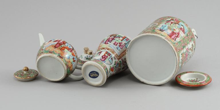 LOCKURNA samt TEKANNOR, 2 st, porslin, Kanton, Kina, omkring sekelskiftet 1900.