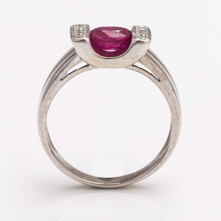 An 18K white gold ring with a ruby and diamonds ca. 0.067 ct in total.