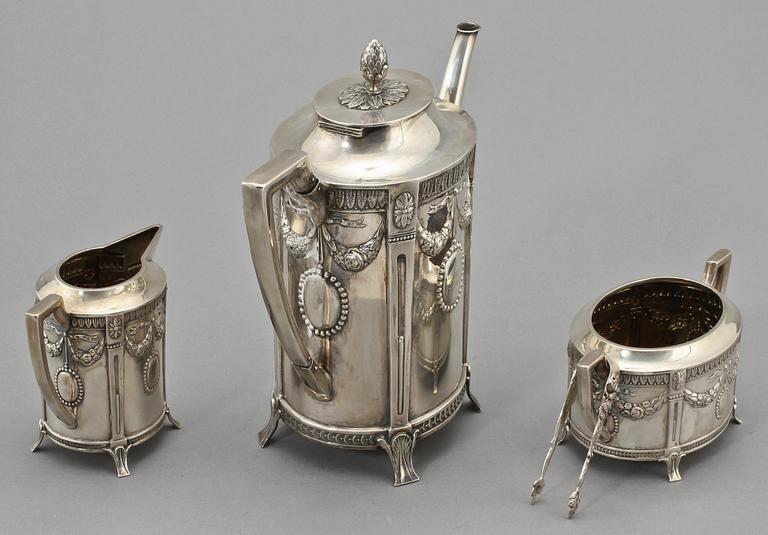 KAFFESERVIS 3 delar, silver, gustaviansk stil, Carl Gustaf Hallberg, Stockholm, 1910. V 1 180 g.