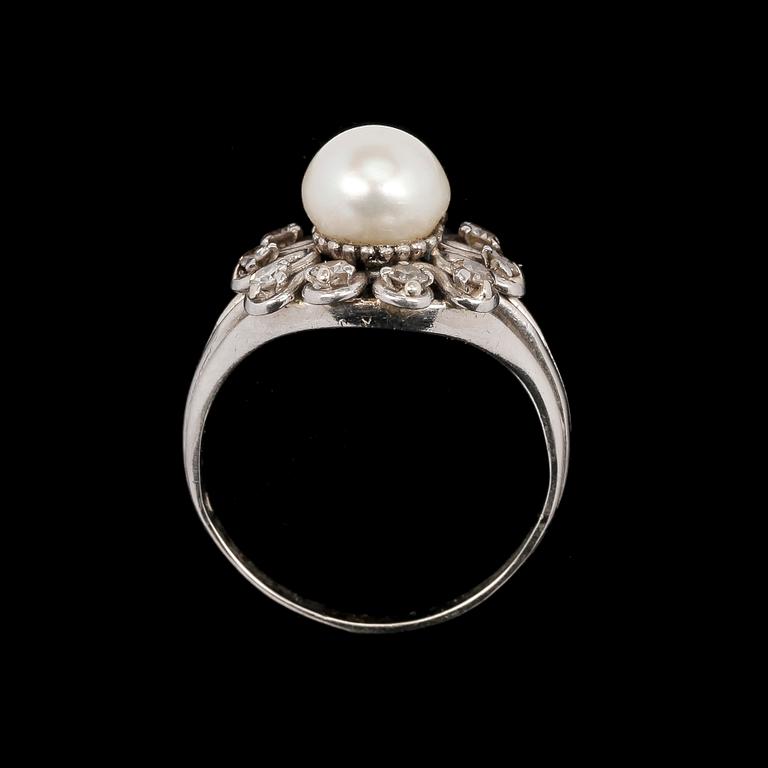 RING, 18k vitguld med åttkantslipade diamanter och pärla.