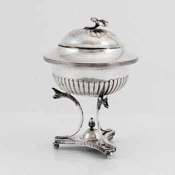 A silver sugar bowl with lid by Stephan Nöblin, Ystad, 1825.